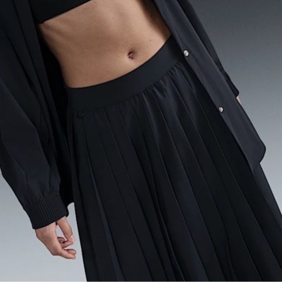 NEW Nike 24.7 PerfectStretch Women Dri Fit Pleated Skirt HQ8153-010 $160 - Picture 2 of 4